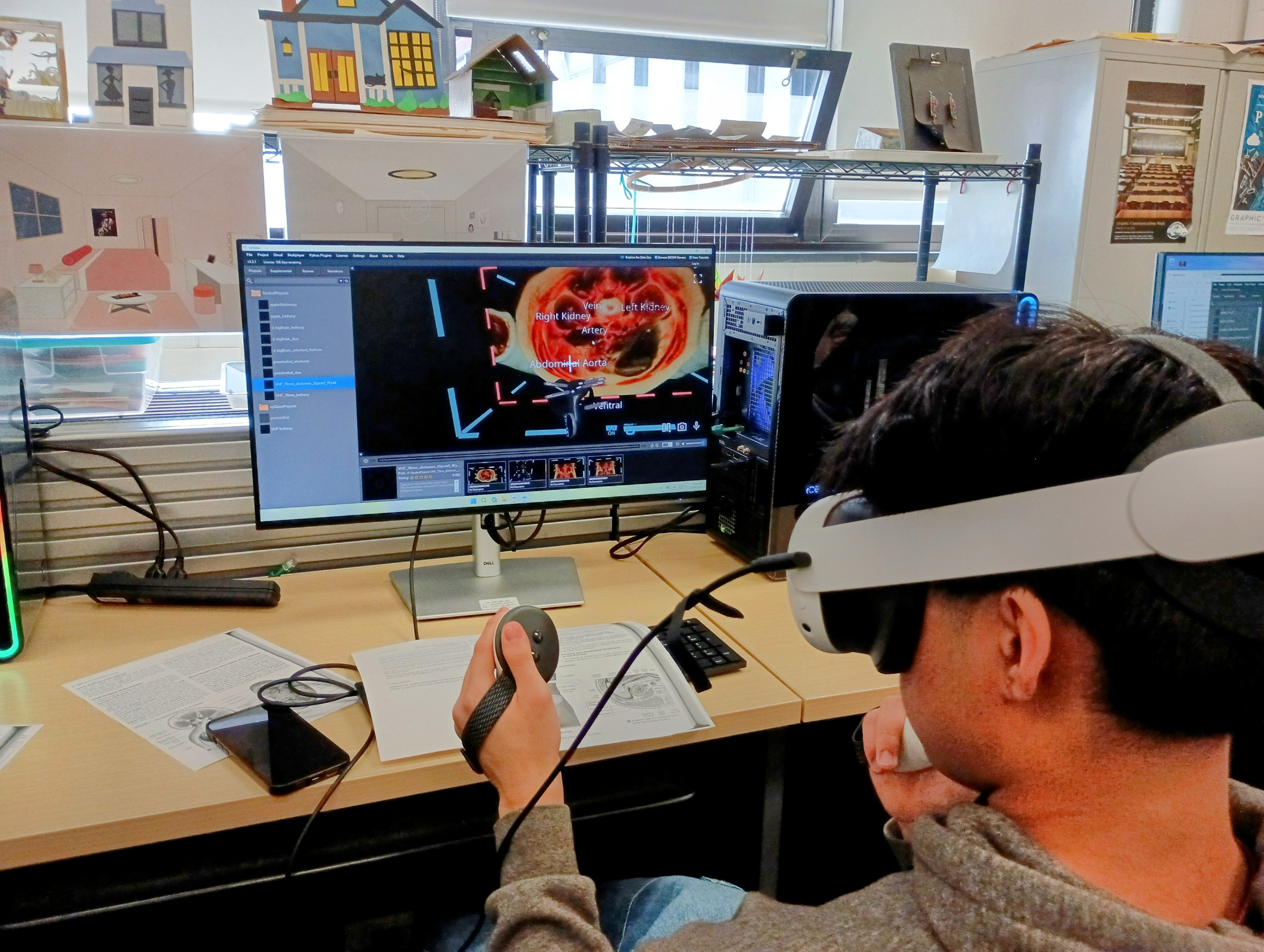 This image depicts the IstoVisio (syGlass) software and a 3D-data visualization, which can be seen and manipulated through virtual reality (VR) headsets.